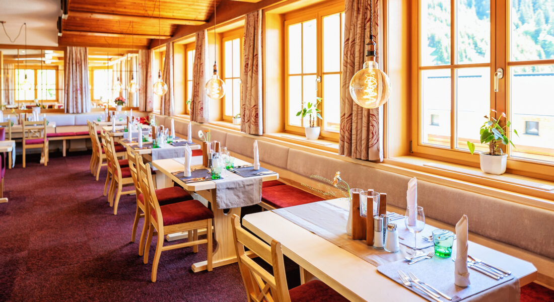 Cozy restaurant at Hotel Sonnasita with a warm and inviting atmosphere.